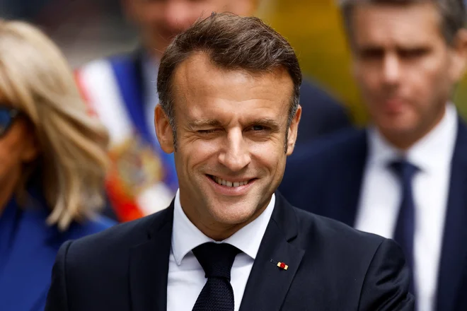 Francoski predsednik Emmanuel Macron je po nedeljskih parlamentarnih volitvah, ki niso nobeni strani prinesle absolutne večine, zavrnil takojšnji odstop dosedanjega premierja. FOTO: Christian Hartmann/Reuters