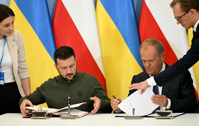 Zelenski je prispel na Poljsko v času, ko je bila Ukrajina tarča močnih ruskih raketnih napadov, v katerih je bilo v več mestih ubitih najmanj 31 ljudi, več kot sto ljudi je bilo ranjenih. FOTO: Sergei Gapon/Afp