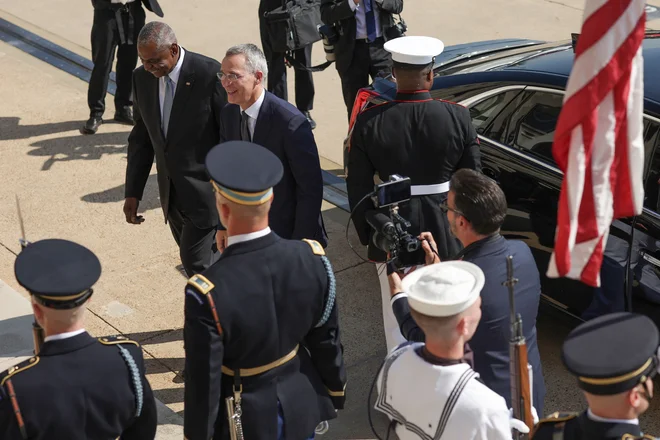 Vrh Nata bo od danes do četrtka potekal v Washingtonu, kjer so pred 75 leti podpisali sporazum o ustanovitvi severnoatlantskega zavezništva. Na fotografiji generalni sekretar Nata Jens Stoltenberg in ameriški obrambni minister Lloyd Austin. FOTO: Alex Wong/AFP