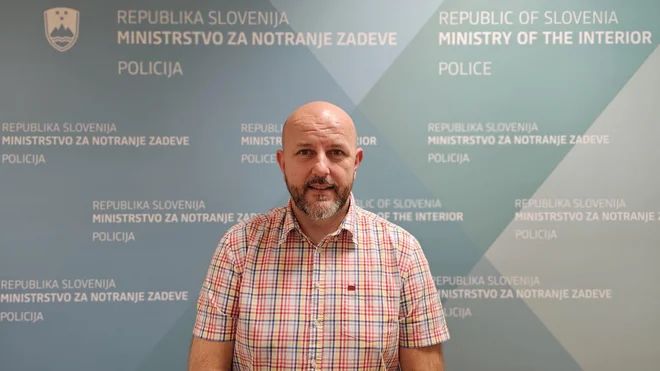 »Še vedno je razširjena miselnost, da je poiskati pomoč na policiji sramotno in da bi bil odziv okolice negativen, zato pogosto dejanj ne prijavljajo. Starejši so še vedno neobveščeni o tem, kaj lahko storijo in kakšne bodo posledice, če podajo prijavo. Socialna izolacija in bolezni še poslabšajo aktivno sodelovanje v družbi,« pravi Benjamin Franca. FOTO: osebni arhiv