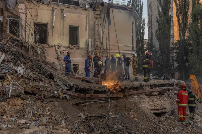 Rusija zanika, da bi ciljala bolnišnico, in trdi, da so jo zadeli delci ukrajinske protizračne rakete. FOTO: Roman Pilipey/AFP