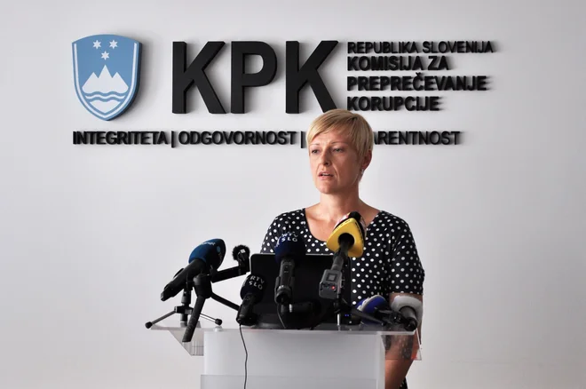 Oddajanje del in nalog javnega sektorja zunanjim izvajalcem bi moralo biti zgolj kratkoročna premostitvena možnost do vzpostavitve ustreznejše sistemske rešitve, pravi Katja Mihelič Sušnik. FOTO: KPK