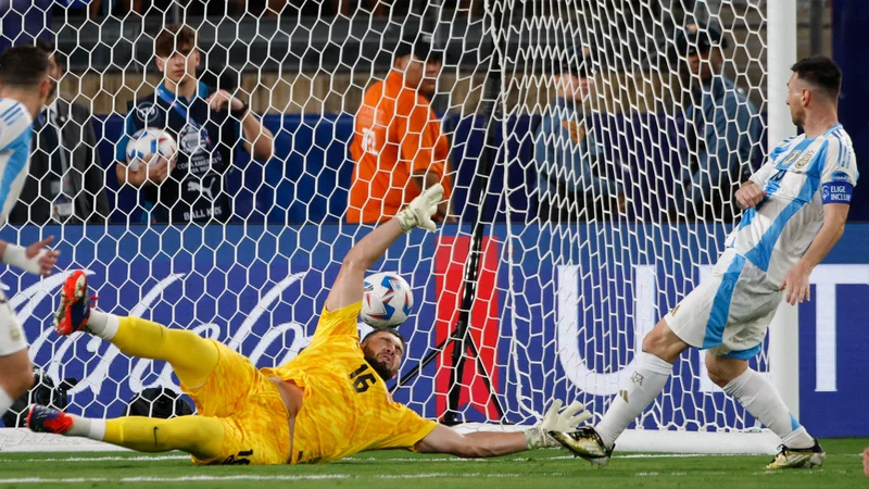 Lionel Messi je z golom za 2:0 le še potrdil zmago Argentine v prvem polfinalu Copa Americe. FOTO: Eduardo Munoz/AFP