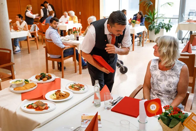 Obiskovalci uživajo v vrhunski kulinariki po dostopnih cenah. Glavna jed stane do 14 evrov. FOTO: © Markus Morianz/Häuser zum Leben