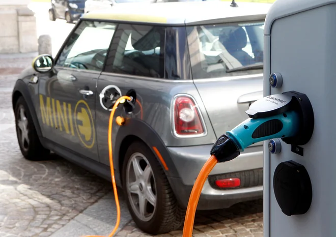BMW je edina nemška prestižna znamka, ki letos povečuje prodajo električih avtomobilov. Foto Michael Dalder/Reuters