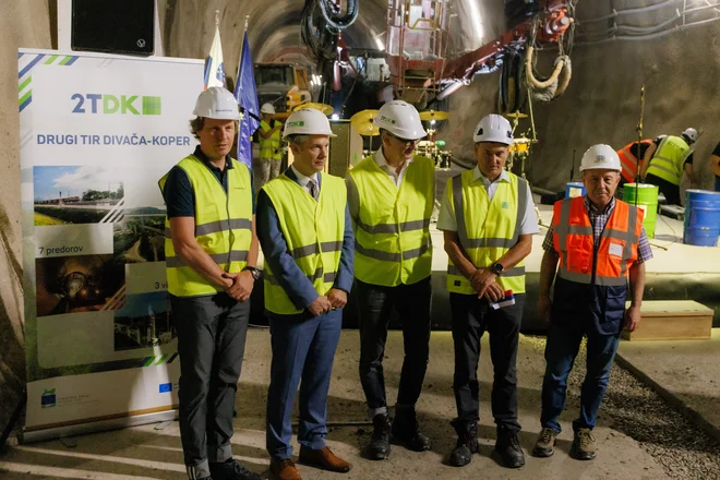 Direktorji projekta in izvajalskih podjetij, med njimi tudi vodja predstavništva EIB v Sloveniji Simon Savšek.. Foto Črt Piksi