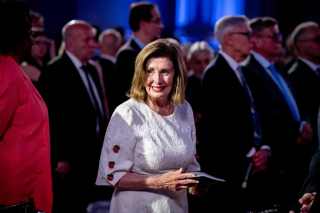 Nancy Pelosi se je odgovoru na novinarjevo vprašanje, ali podpira Bidnovo kandidaturo, izognila. FOTO: Getty Images via AFP