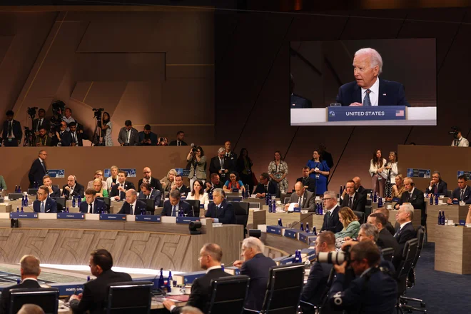 Demokratski predsednik Joe Biden je na vrhu Nata poskušal utišati govorice o svojem izstopu iz predsedniške tekme. FOTO: Samuel Corum/AFP
