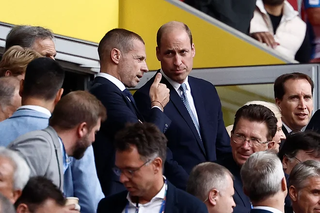 Angleški prestolonaslednik Prince William in predsednik Evropske nogometne zveze Aleksander Čeferin sta se zapletla v prijeten nogometni pogovor. FOTO: Kenzo Tribouillard/AFP