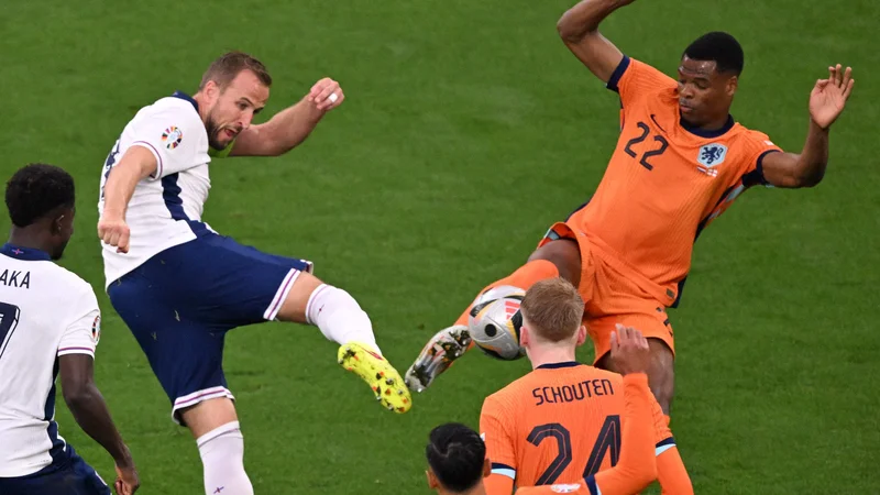 Harry Kane je bil pri strelu oviran z dvignjeno nogo Denzla Dumfriesa, zaradi česar se je sodnik Felix Zwayer odločil za 11-m za Anglijo. FOTO: Kirill Kudrajcev/AFP