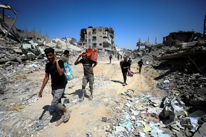 Palestinski reševalci so sporočili, da na 85 odstotkih Šujajije ne bo več mogoče živeti. FOTO: Dawoud Abu Alkas/Reuters