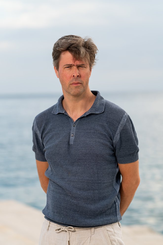 David Szalay: Ko sem prišel na ta konec Slovenije, okolica Tolmina in Idrije, idrijsko hribovje, soteske s slapovi, globokimi tolmuni, brzicami, pa Soča in Nadiža … Me je narava res navdušila. Našel sem hišo v Gorenji Trebuši, med Idrijo in Tolminom, in si rekel, da je to to. FOTO: Pavela