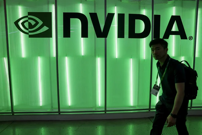 V zadnjem času je Nvidia doživela velike padce in delna okrevanja vrednosti delnic, kar izraža tržne dvome o kratkoročnih koristih UI.

FOTO: Ann Wang/Reuters