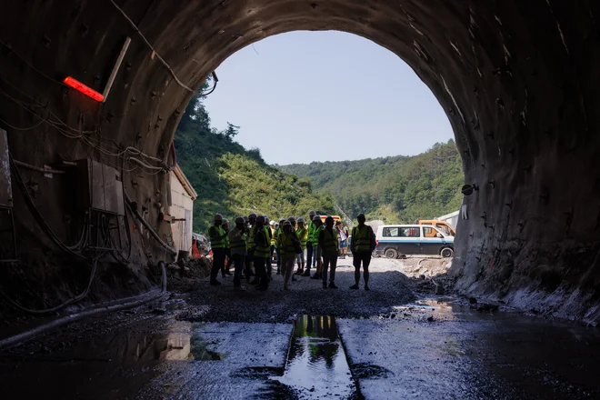 Predori so prebiti, sledi betoniraje obokov. Foto Črt Piksi