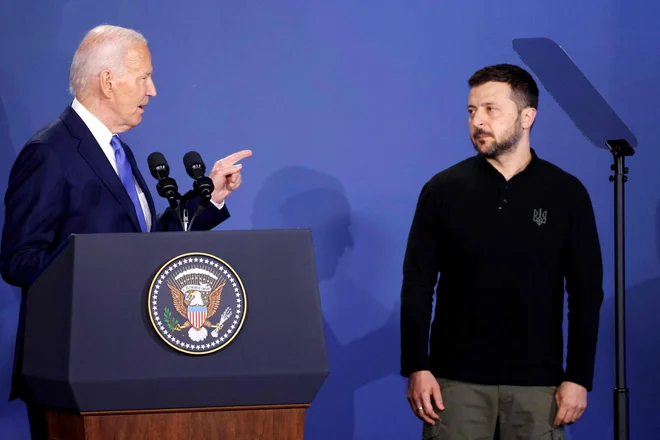Sledil je trenutek mučne tišine. Medel aplavz. In popravek. Joe Biden je besedo predal predsedniku Ukrajine Zelenskemu. FOTO:  Ludovic Marin/AFP
