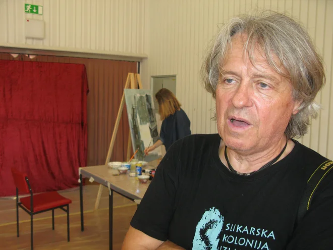 Kolonija še vedno deluje z nekdanjim elanom, pove umetniški vodja Milan Razboršek; v ozadju ustvarja Veronika Vesel Potočnik. FOTO: Polona Malovrh