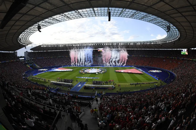 Olimpijski štadion v Berlinu je pripravljen za večerni spektakel med Španijo in Anglijo. FOTO: Fabian Bimmer/Reuters