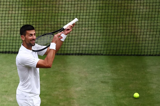 Novak Đoković se je veselil uvrstitve v nov wimbledonski finale. FOTO: Henry Nicholls/AFP