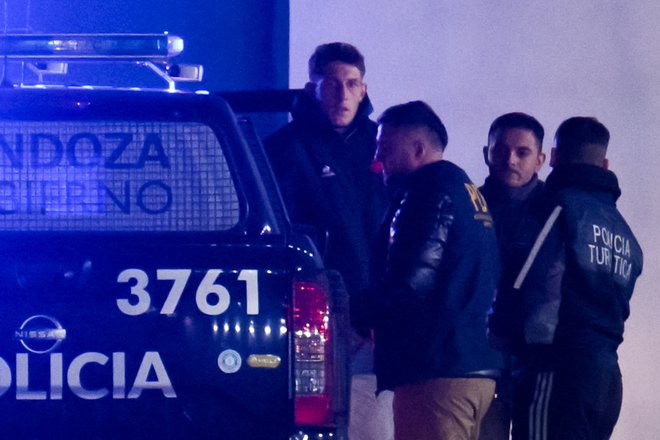 Argentinska policija je privedla Oscarja Jegouja (desno). FOTO: Luis Robayo/AFP