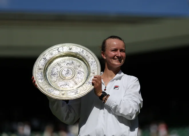Barbora Krejčikova je prvič doslej osvojila wimbledonsko lovoriko. FOTO: Paul Childs/Reuters