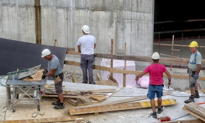 Na GZS ugotavljajo, da so do zdaj uvedene zakonske spremembe glede zaposlovanja tujcev že odpravile večji del ovir, ki so onemogočale hitrejše pridobivanje dovoljenj. Foto Blaž Samec