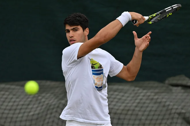 Carlos Alcaraz je branilec wimbledonske lovorike. FOTO: Andrej Isaković/AFP