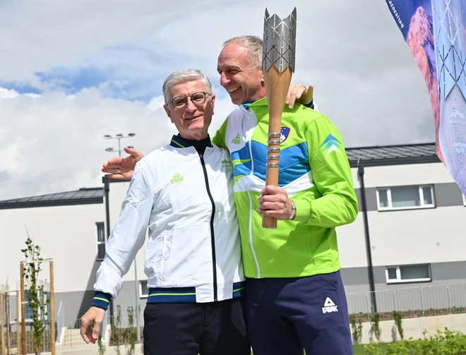 Ob koncu dolge poti sta se objela Franjo Bobinac, predsednik OKS, in Jani Klemenčič, ambasador slovenske olimpijske bakle. FOTO: Bobo/Žiga Živulovič Jr.