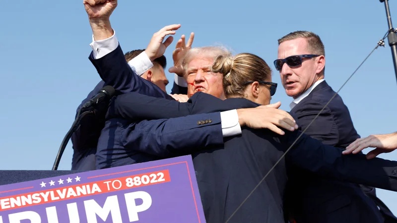 Donald Trump z dvignjeno pestjo po streljanju v pensilvanskem Butlerju. FOTO: Anna Moneymaker Getty Images via AFP