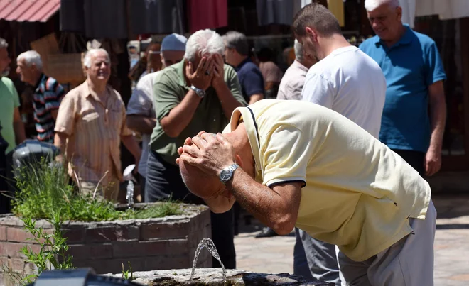 V petek je Severna Makedonija izdala vremensko opozorilo, saj so temperature na nekaterih območjih dosegle 42 stopinj Celzija. FOTO: Robert Atanasovski /AFP