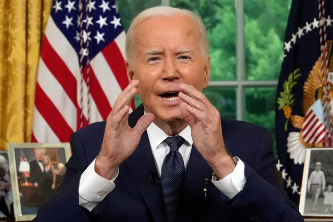 Predsednik Joe Biden med nagovorom Američanom iz Ovalne pisarne. FOTO: Erin Schaff/AFP