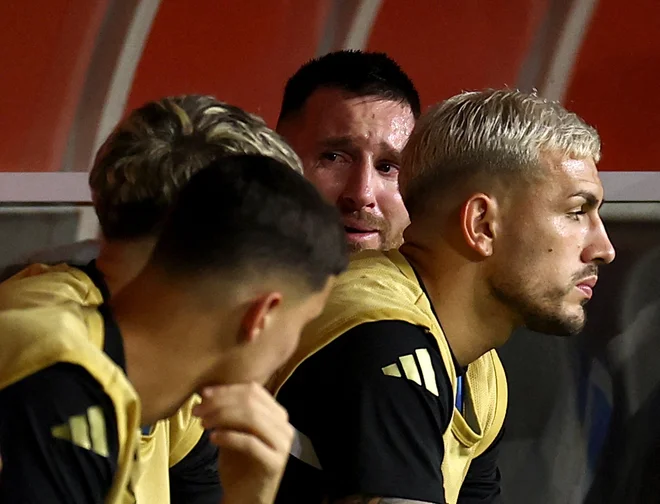 Lionel Messi je solze sreče po koncu dvoboja v Miamiju zamenjal s solzamis reče.  FOTO: Agustin Marcarian/Reuters