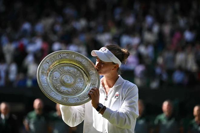 Čehinja Barbora Krejčikova se je z zmago na tretjem letošnjem velikem teniškem slamu v Wimbledonu na lestvici WTA zavihtela med deseterico najboljših. FOTO: Ben Stansall/AFP