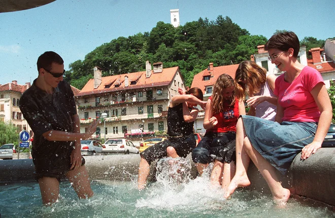 V vodnjaku pri Zlati ladjici leta 2000 FOTO: Marko Feist