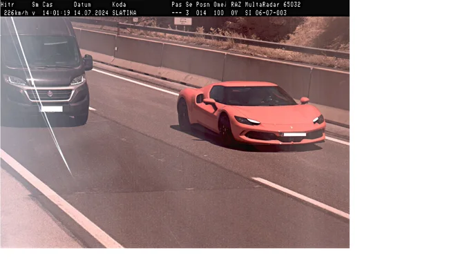 Voznik ferrarija je na avtocesti, kjer je hitrost vožnje s prometnim znakom omejena na sto kilometrov na uro, vozil s hitrostjo 226 kilometrov na uro. FOTO: Policija