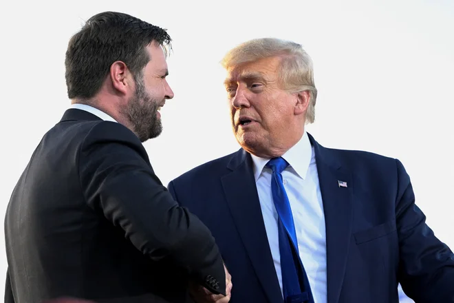 Senator iz Ohia J.D. Vance s ponovnim republikanskim predsedniškikm kandidatom Donaldom Trumpom. FOTO: Gaelen Morse/Reuters