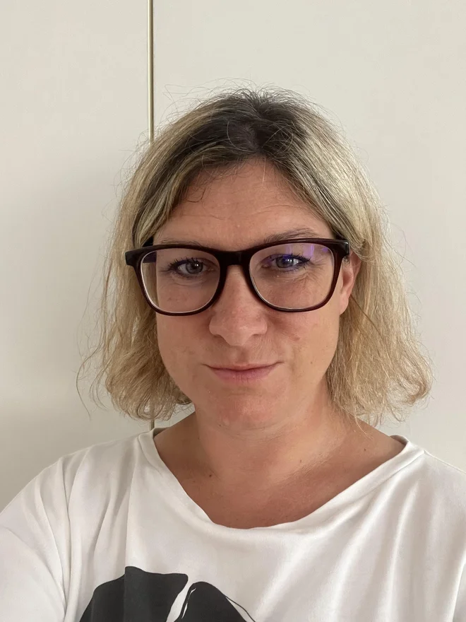 »Vpis v novo študijsko leto bo potekal od 2. septembra do zapolnitve prostih mest v študijskih skupinah. Na voljo bo več kot 60 programov z različnih področij, poleg tega pa še računalniško izobraževanje ter učenje tujih jezikov. Vseh skupin na Univerzi za tretje življenjsko obdobje v Ljubljani je več kot 200. Izbira je pestra,« pravi Alenka Gabriela Ščuka. FOTO: osebni arhiv