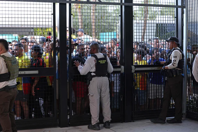 Začetek tekme so zaradi dogajanja pred tekmo prestavili za 80 minut. FOTO: Charly Triballeau/AFP