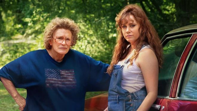 V svoji knjigi Hillbilly Elegy Vance opisuje svoje odraščanje v Ohiu v družini srednjega in delavskega razreda ter pobeg iz družinske zgodovine zlorab, alkoholizma in travm. Na fotografiji Glenn Close in Amy Adams v Netflixovem filmu, posnetem po knjižni upešnici DJ Vancea. FOTO: Promocijsko gradivo 