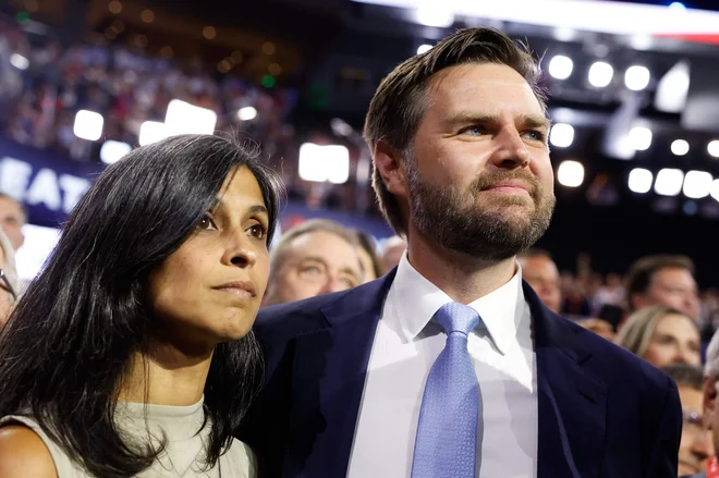 J. D. Vance je soprogo Usho spoznal leta 2013 na pravni fakulteti univerze Yale, ko sta se pridružila skupini, ki je razpravljala o »družbenem nazadovanju v beli Ameriki«. FOTO: Anna Moneymaker/AFP