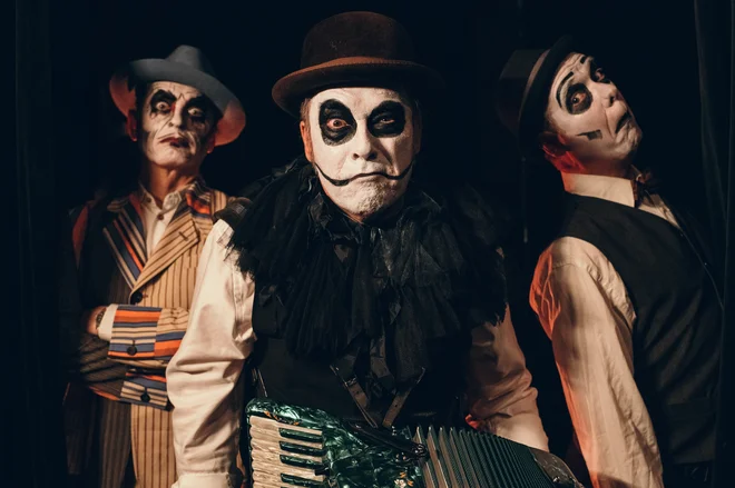The Tiger Lillies blestijo z angažirano poezijo in zajedljivimi zgodbami. FOTO: Jakub Hrab