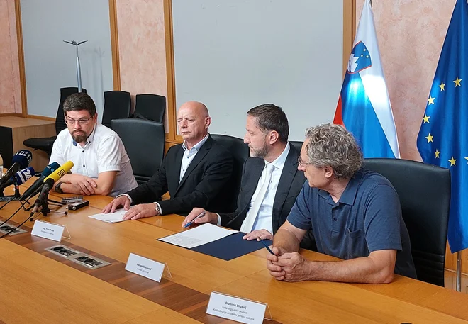 Dokument sta v imenu vlade podpisala minister za finance Klemen Boštjančič in minister za javno upravo Franc Props ter v imenu reprezentativnih sindikatov javnega sektorja vodji pogajalskih skupin: Branimir Štrukelj, vodja pogajalske skupine Konfederacije sindikatov javnega sektorja, in Jakob Počivavšek, vodja Pogajalske skupine sindikatov javnega sektorja. FOTO: Blaž Samec