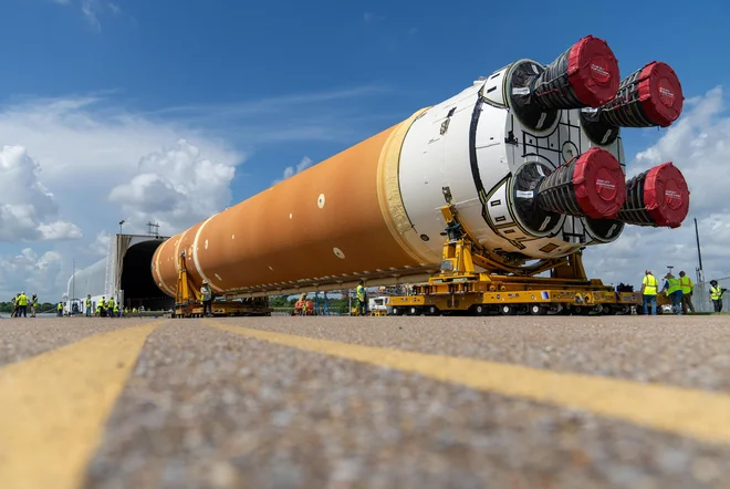 Na obletnico izstrelitve legendarne rakete saturn V, ki je proti Luni ponesla Apollo 11, so iz tovarne potegnili osrednji del rakete SLS. FOTO: Nasa