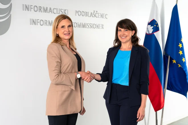 Vseh teh novih pristojnosti urad informacijskega pooblaščenca brez nujnega povečanja finančnih sredstev in kadrovskih okrepitev ne bo zmogel, se strinjata Mojca Prelesnik in Jelena Virant Burnik. FOTO: Miran Juršič/Informacijski pooblaščenec