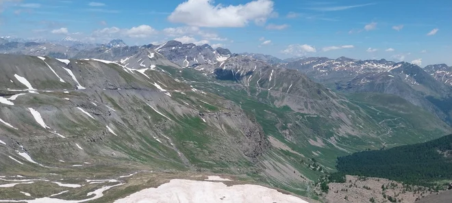 Južni vzpon na prelaz Bonette ponuja čudovite razglede na alpsko pogorje narodnega parka Mercantour. FOTO: Karel Lipnik