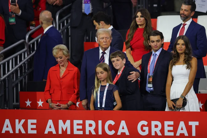 Prejšnji republikanski predsednik Donald Trump ima po poskusu atentata še vedno obvezo na ušesu. FOTO: Brian Snyder/Reuters