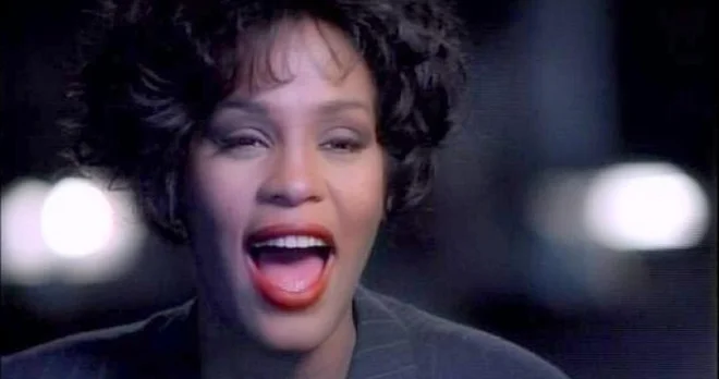 Whitney Houston je v vlogo Rachel Marron v filmu Telesni stražar vstopila kot velika zvezda. Njena kariera se je končala že mnogo pred prezgodnjo smrtjo leta 2012. FOTO: promocijsko gradivo