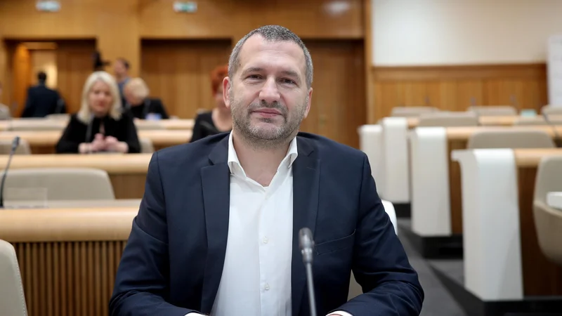 Državni sekretar na ministrstvu za obrambo Damir Črnčec se je podpisal pod sklep o izbiri, na podlagi katerega bo družba Duol s partnerjem razvila napihljiv večnamenski objekt za shranjevanje zračnih plovil. FOTO: Blaž Samec/Delo