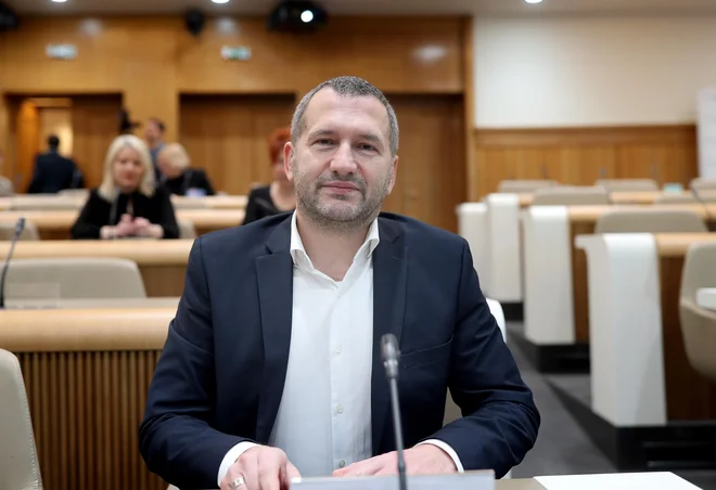 Državni sekretar na ministrstvu za obrambo Damir Črnčec se je podpisal pod sklep o izbiri, na podlagi katerega bo družba Duol s partnerjem razvila napihljiv večnamenski objekt za shranjevanje zračnih plovil.  FOTO: Blaž Samec/Delo