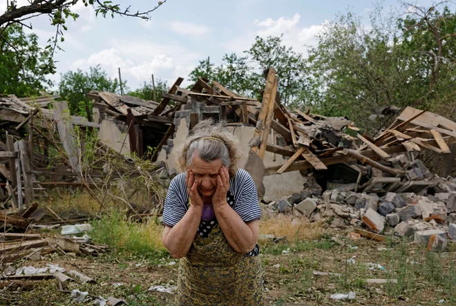 Ne le ruski, tudi neodvisni ukrajinski vojni poročevalci skoraj vsak dan obvestijo sledilce o še kakšnem ­manjšem ruskem prodoru v Doneški oblasti. FOTO: Aleksander Jermočenko/Reuters