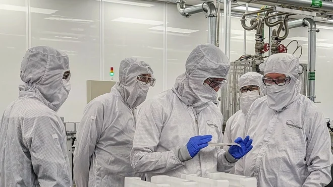 Visoki predstavniki Volkswagna v laboratoriju družbe Quantum Scape v San Joseju v Kaliforniji. Od Američanov si obetajo preskok v baterijski tehniki, a roka uvedbe na trg za zdaj ne omenjajo.

Fotografiji Volkswagen